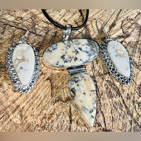 Honey Dendritic Agate Pendant & Earrings Set - Picture 4 of 6